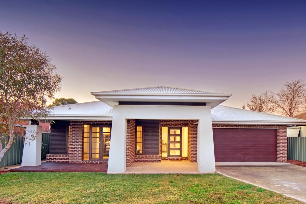 Spacious & Modern 4bdr 2 bth Wagga Home