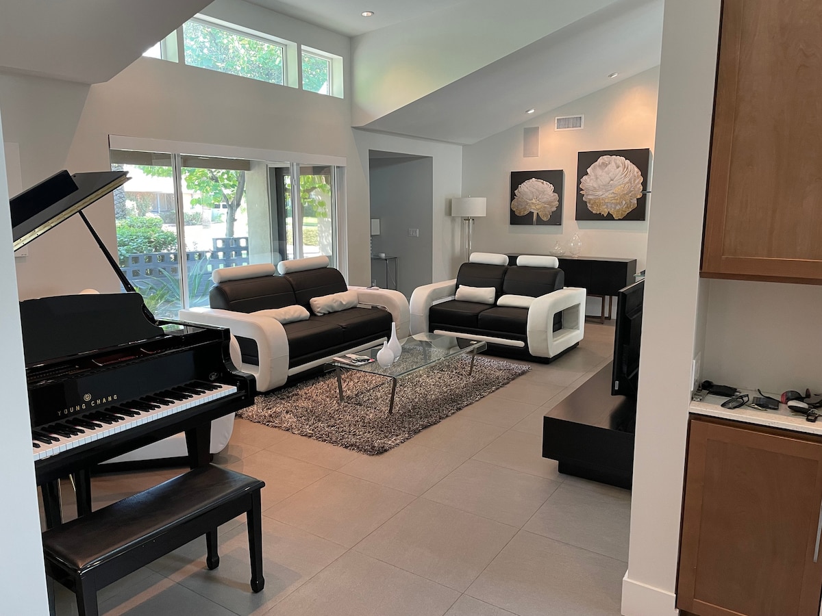 Luxurious modern 4-bedroom home w/ pool & hot tub