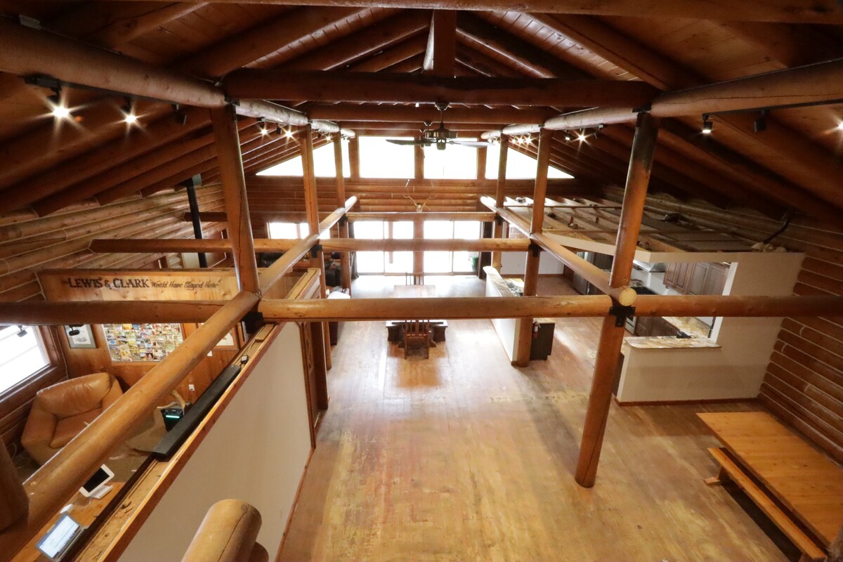 River 's Fork Lodge ：三文鱼河（ Salmon River ）上的巨大小木屋