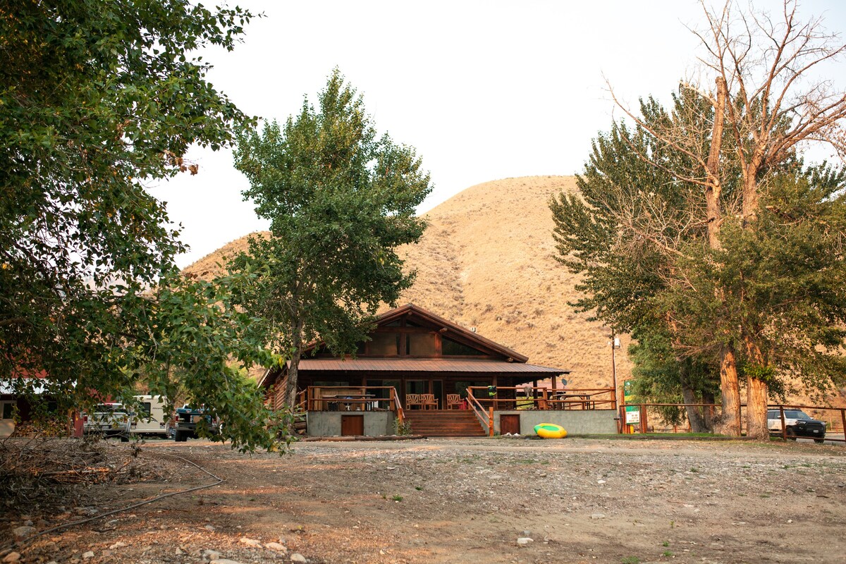 River 's Fork Lodge ：三文鱼河（ Salmon River ）上的巨大小木屋