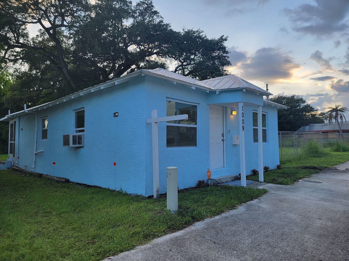 Cozy Cottage with large backyard, Mins from beach