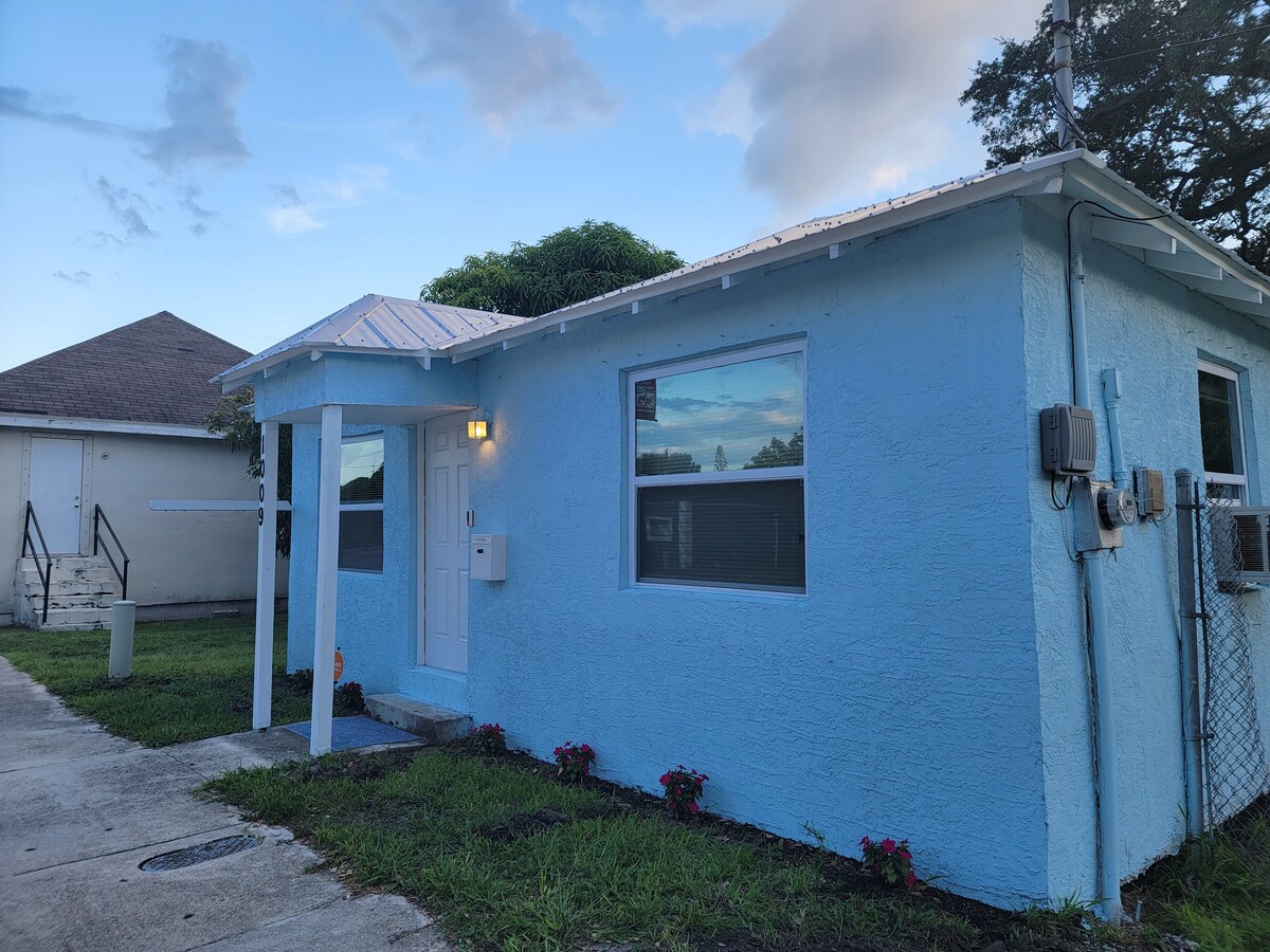 Cozy Cottage with large backyard, Mins from beach