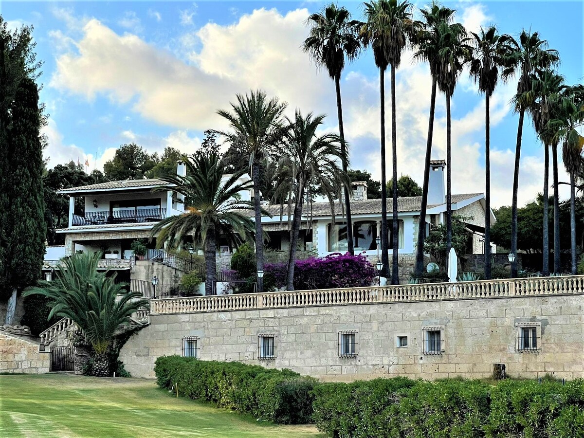 Villa Esmeralda  with 5 bedrooms, huge pool & Bbq