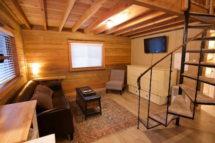 Spirit Bear Cabin ，配有阁楼和热水浴缸！ ！