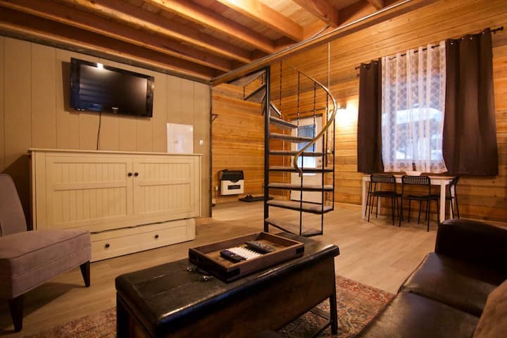 Spirit Bear Cabin ，配有阁楼和热水浴缸！ ！