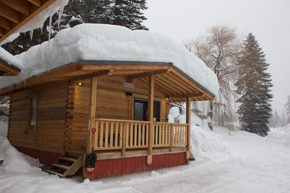 带厨房和共用热水浴缸的Kodiak小木屋