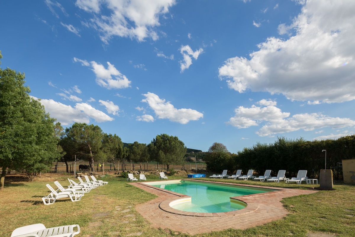 Camera in campagna con piscina e ristorazione