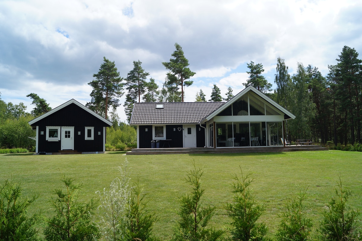 Hus + Gäststuga med 8 bäddar i naturskönt område