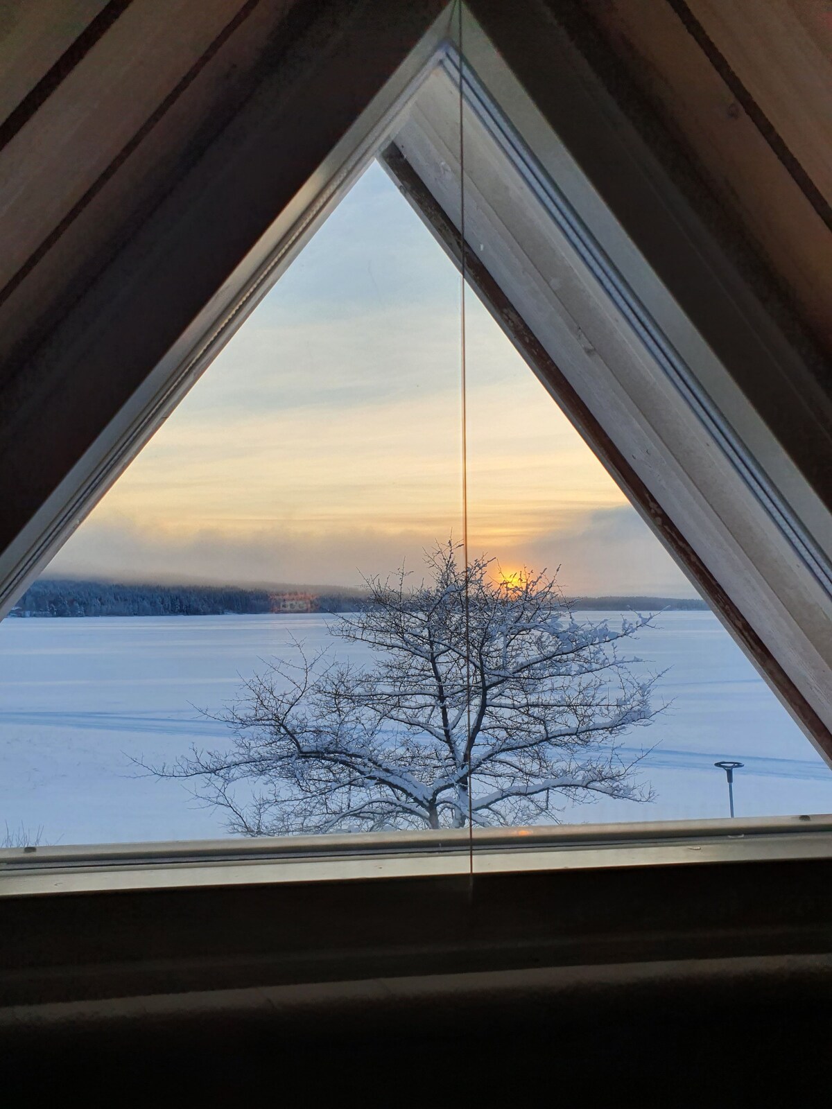 Holiday home with lakeside view