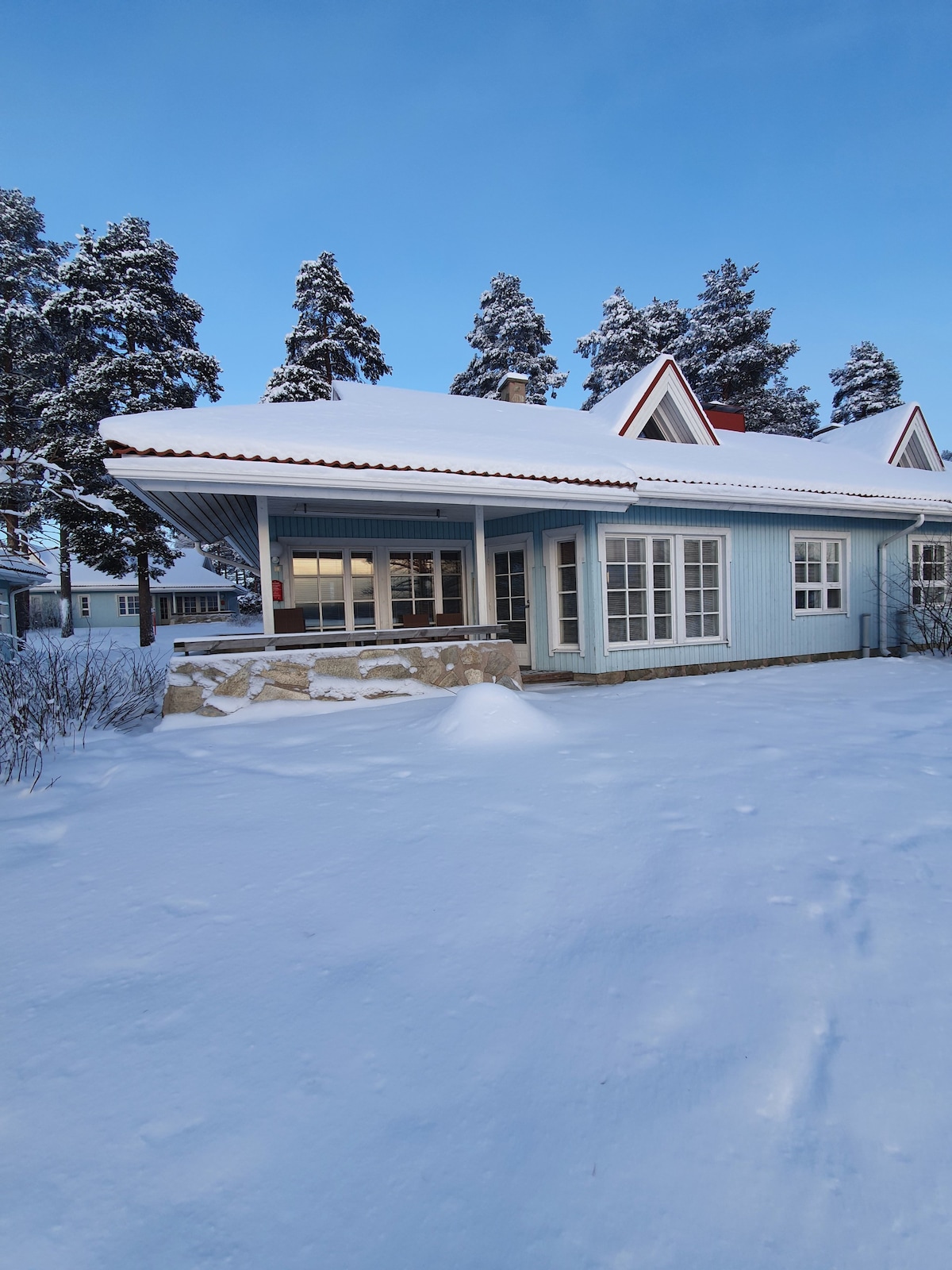 Holiday home with lakeside view