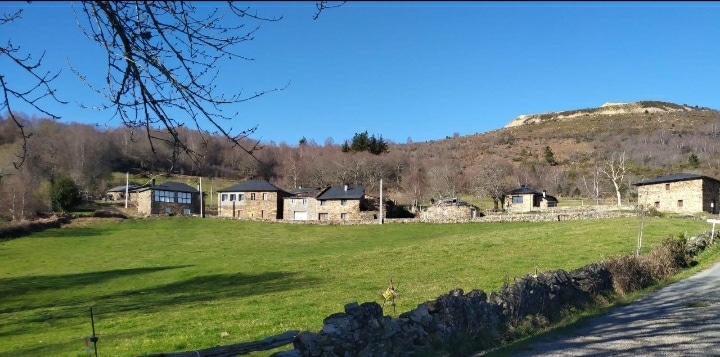 Casas Grande y Pol, O Busto Aldea Rural