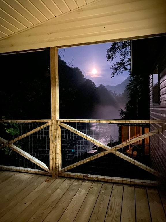 南塔哈拉河（ Nantahala River ）上有热水浴池的河滨度假胜地