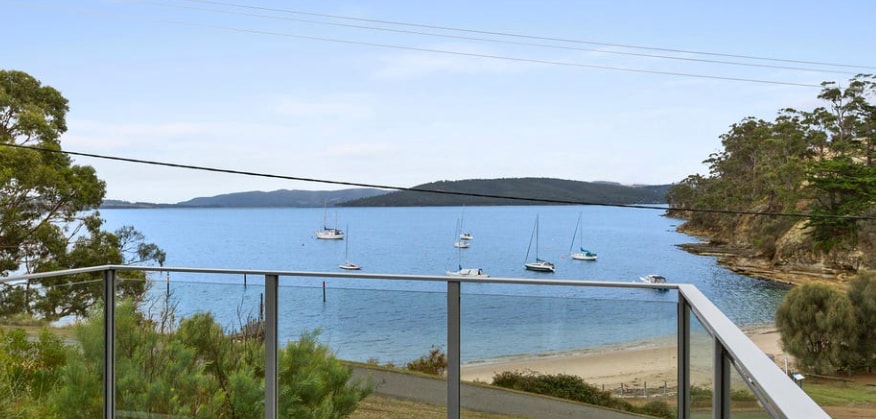 Tinderbox Beach House overlooking marine reserve