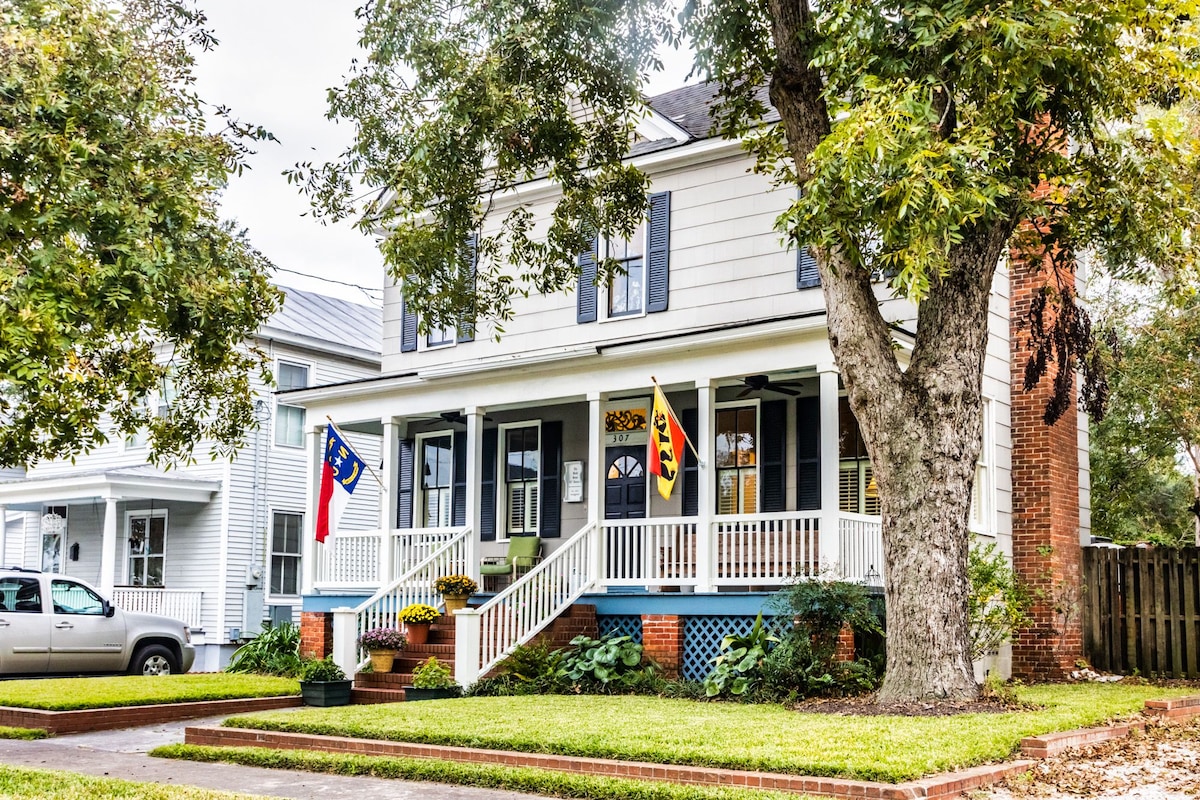 Historic Heath House steps from the Neuse River