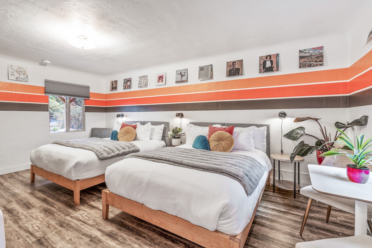 B.Retro: Feel the NOSTALGIA in this 2 bed room