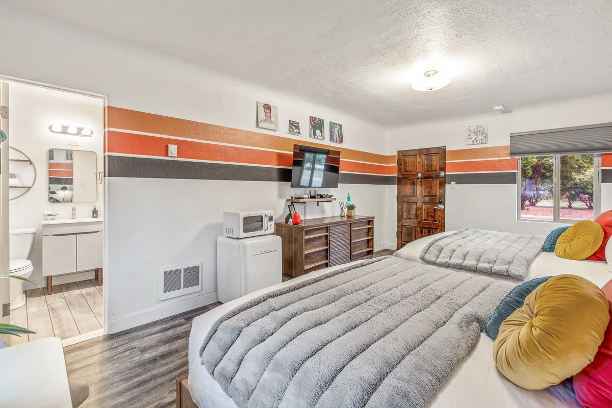 B.Retro: Feel the NOSTALGIA in this 2 bed room