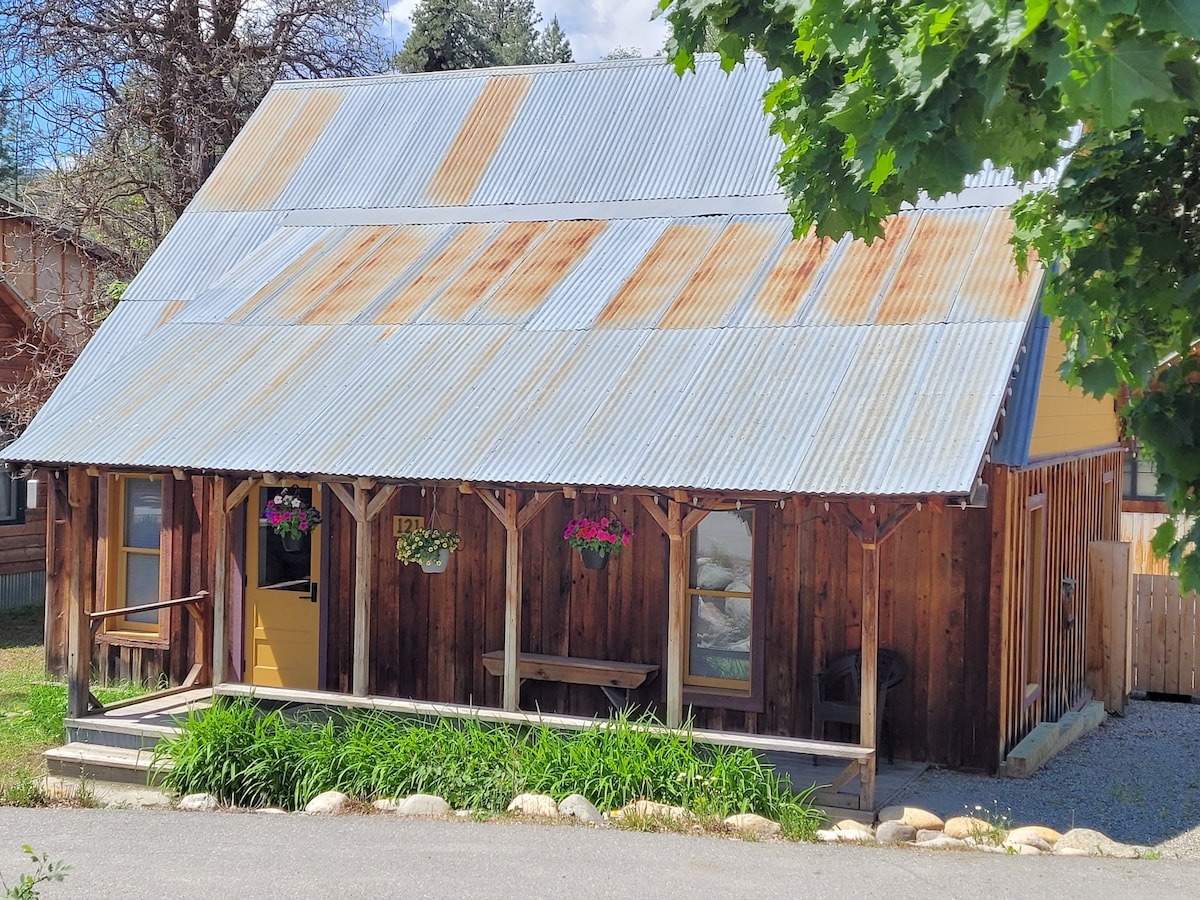 Charming Hoot Owl Cabin in Downtown Winthrop!