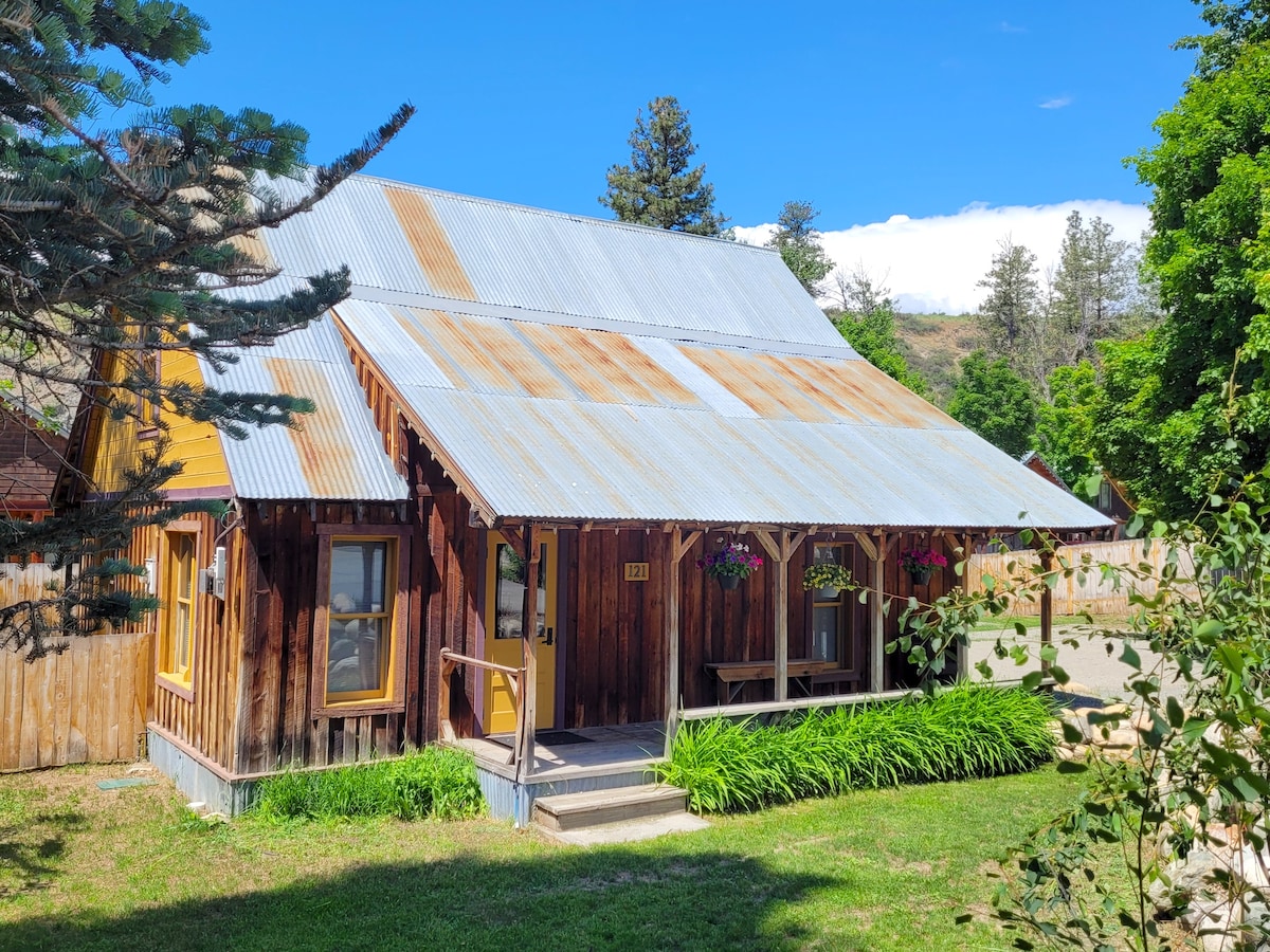 Charming Hoot Owl Cabin in Downtown Winthrop!