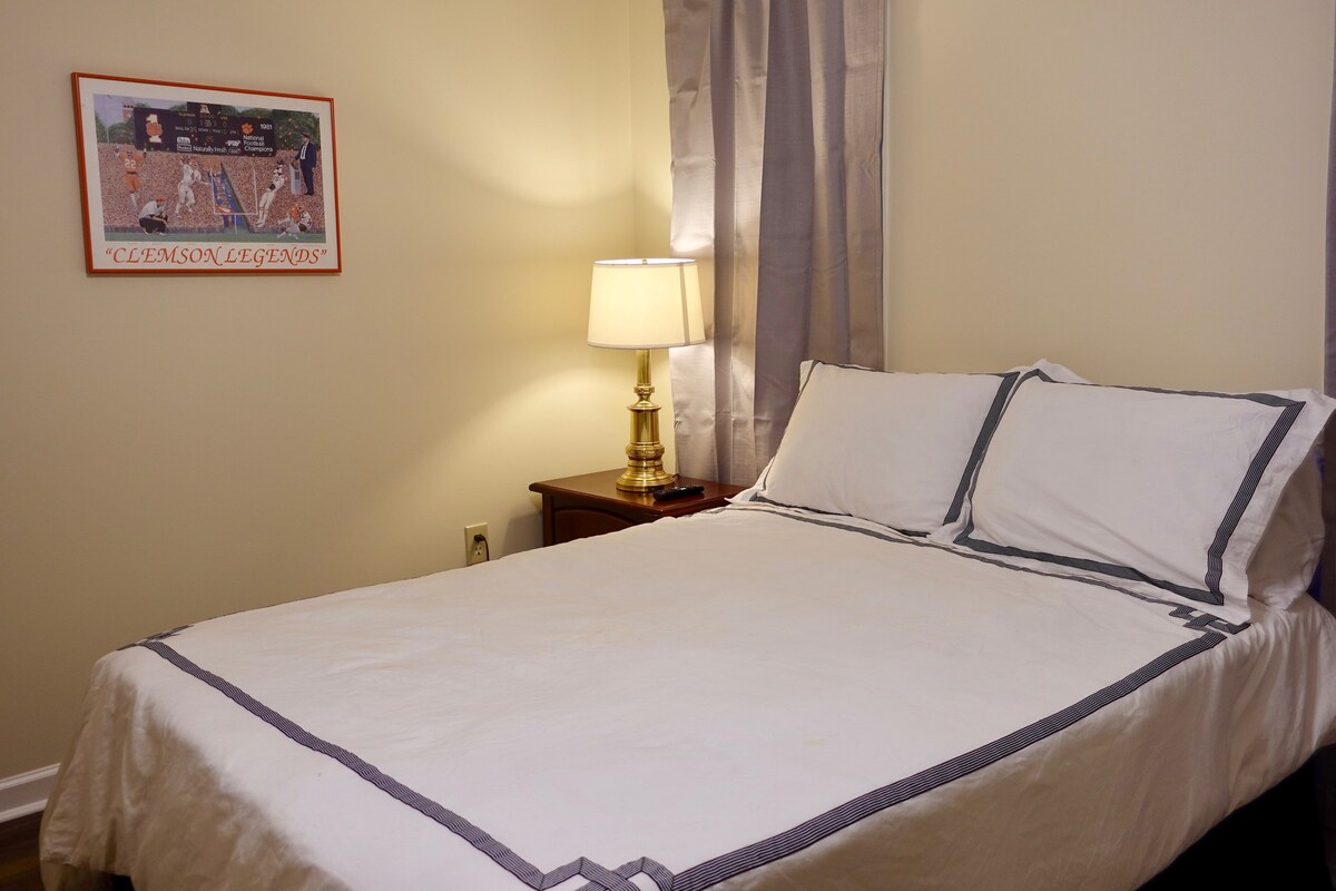 TigerTown Retreat | 5* Location | Cozy Double Beds