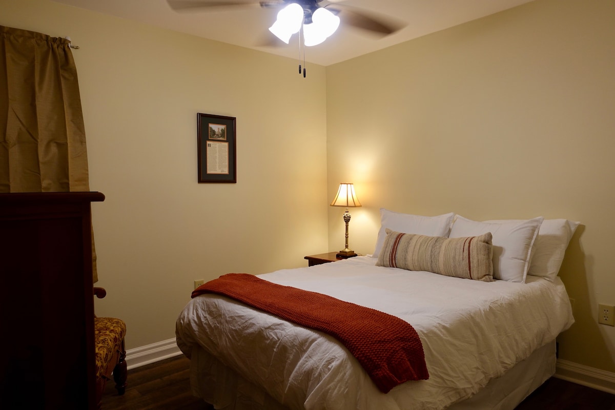 TigerTown Retreat | 5* Location | Cozy Double Beds
