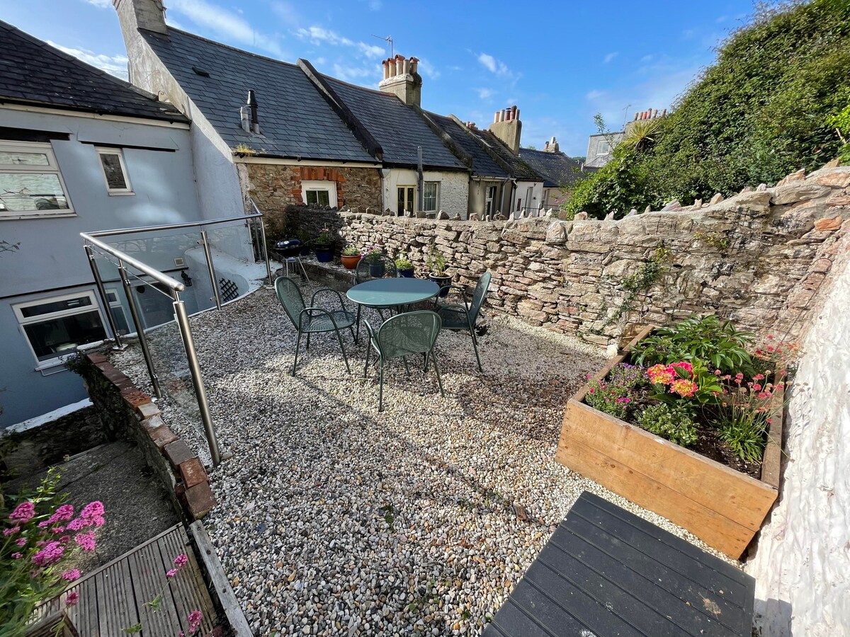 Oyster Catcher Cottage, Harbour Location Sea Views