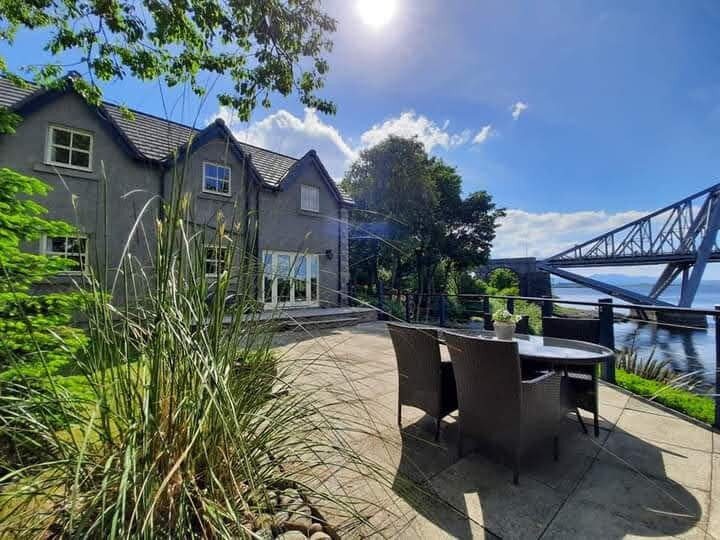 Waterfront cottage near Oban