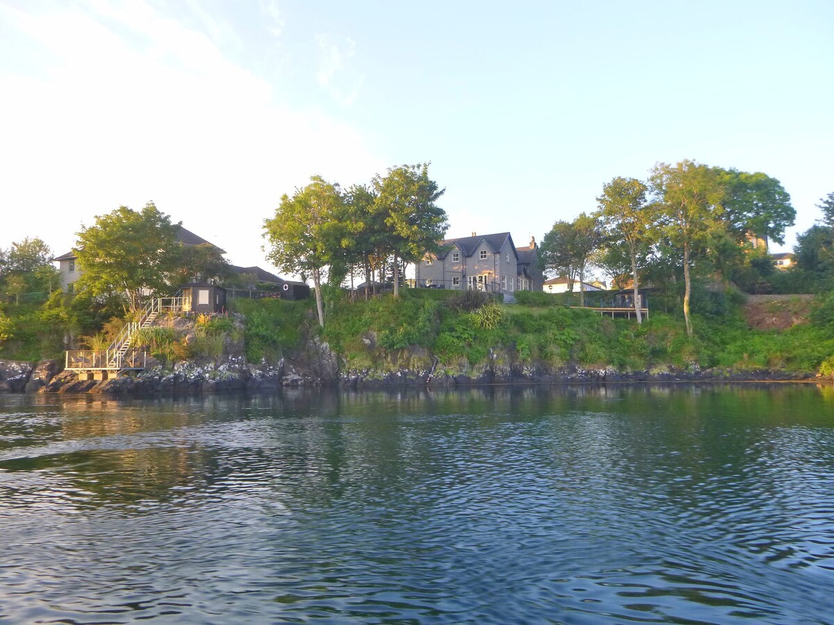 Waterfront cottage near Oban