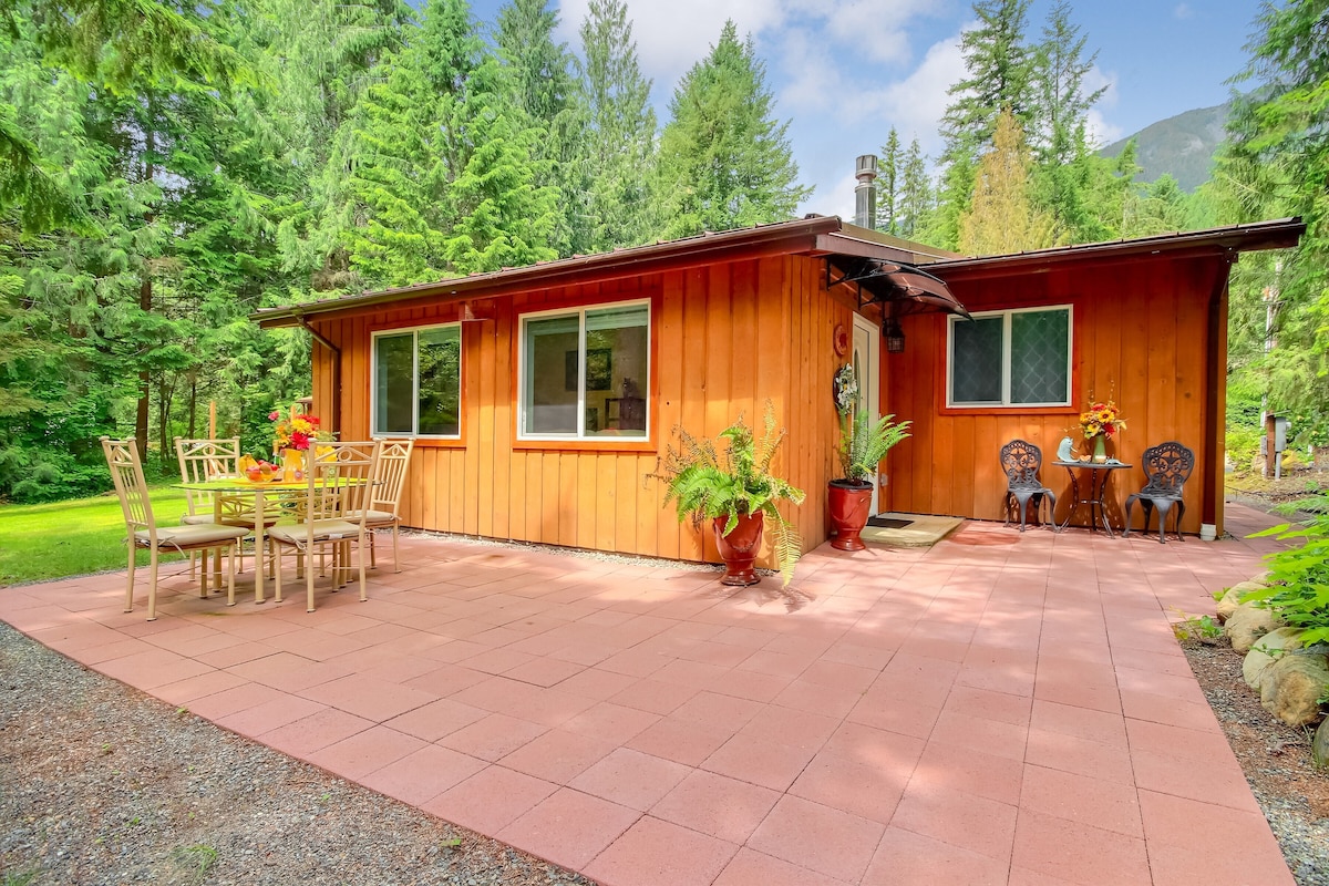 Cheerful Mt Si Cottage with central AC & Fireplace