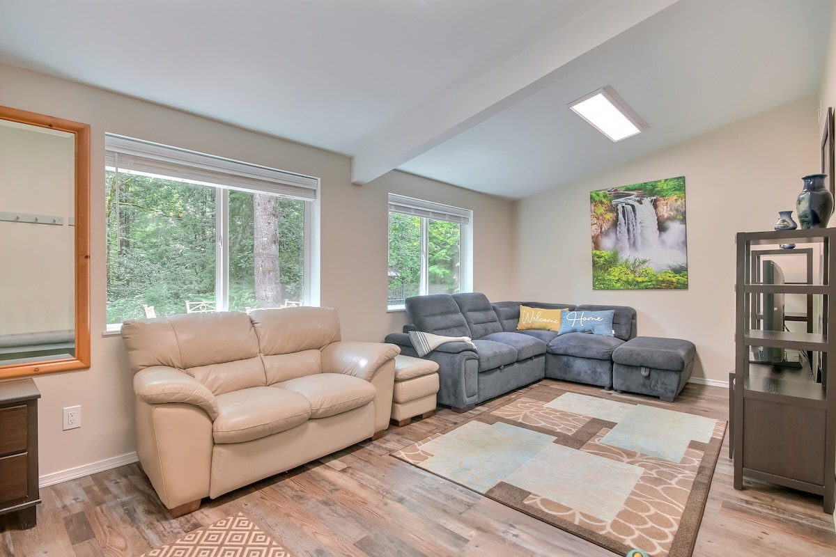 Cheerful Mt Si Cottage with central AC & Fireplace