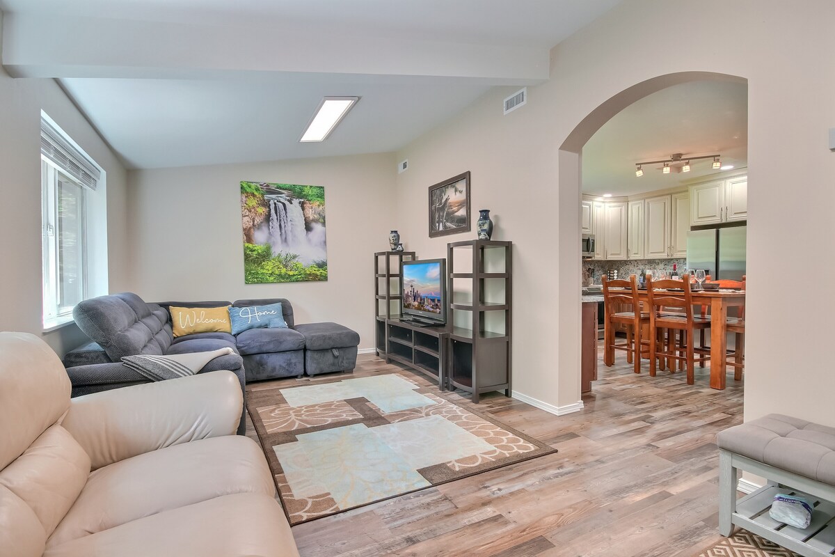 Cheerful Mt Si Cottage with central AC & Fireplace