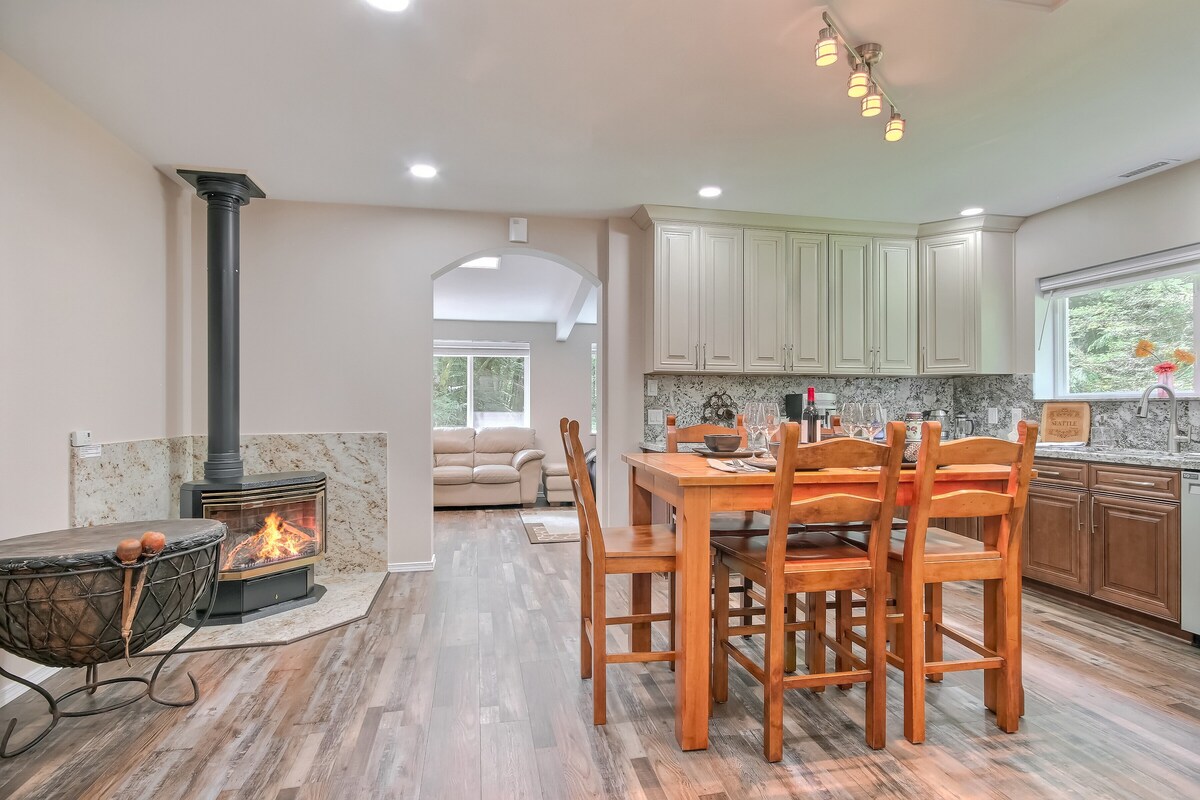 Cheerful Mt Si Cottage with central AC & Fireplace