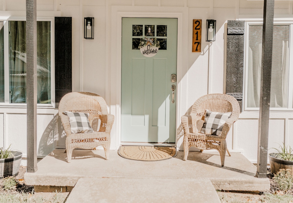 Cozy Cottage near Coweta's historic Broadway St.