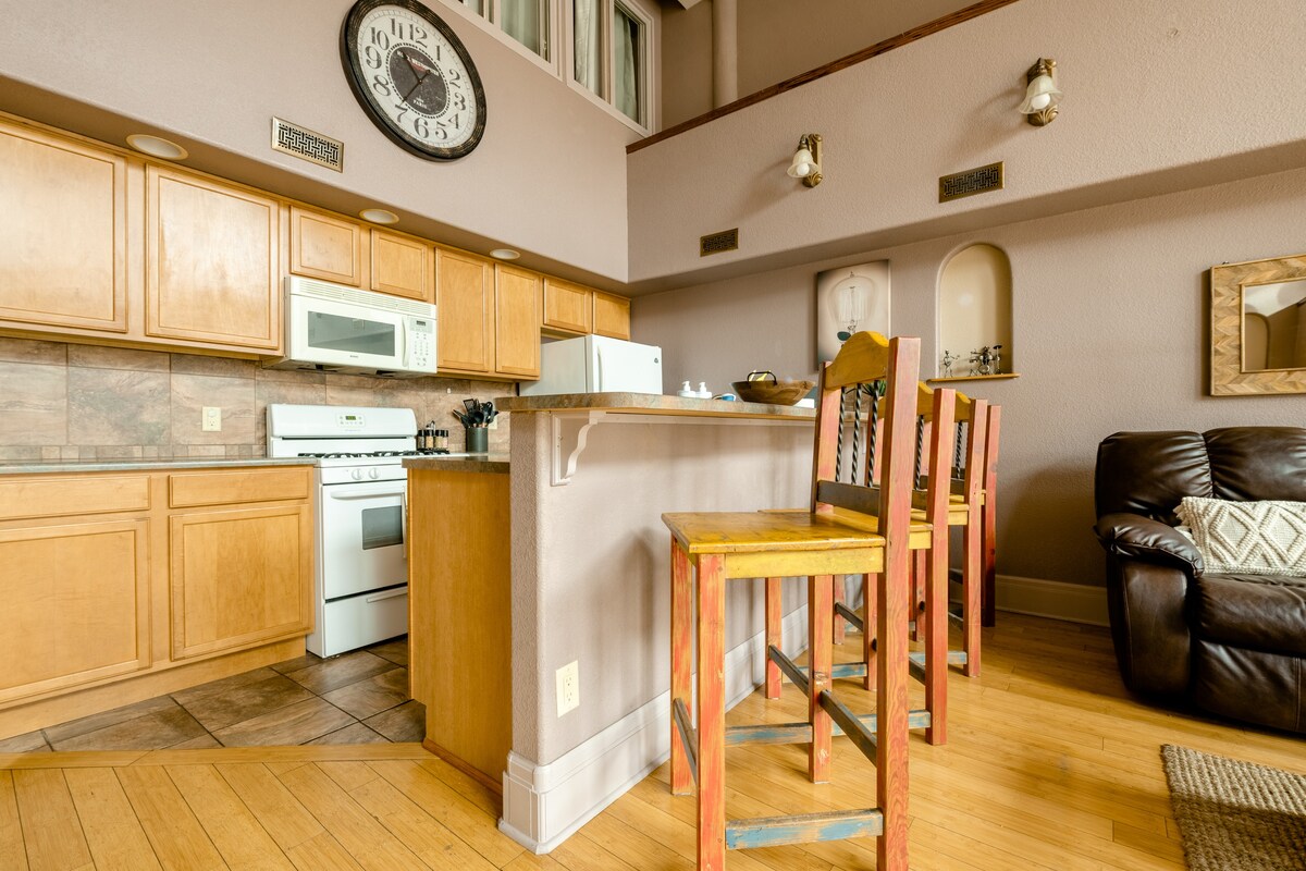 Right in the heart: Relaxing 2 bedroom Downtown Condo