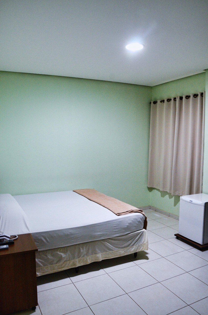 单人公寓：一张双人床。