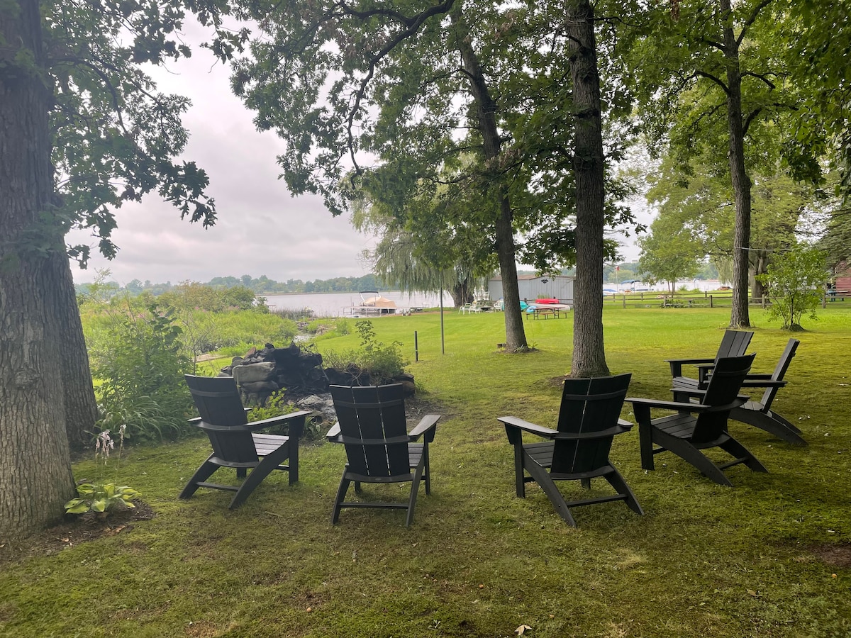 Lake house with Up North feel close to SE Michigan