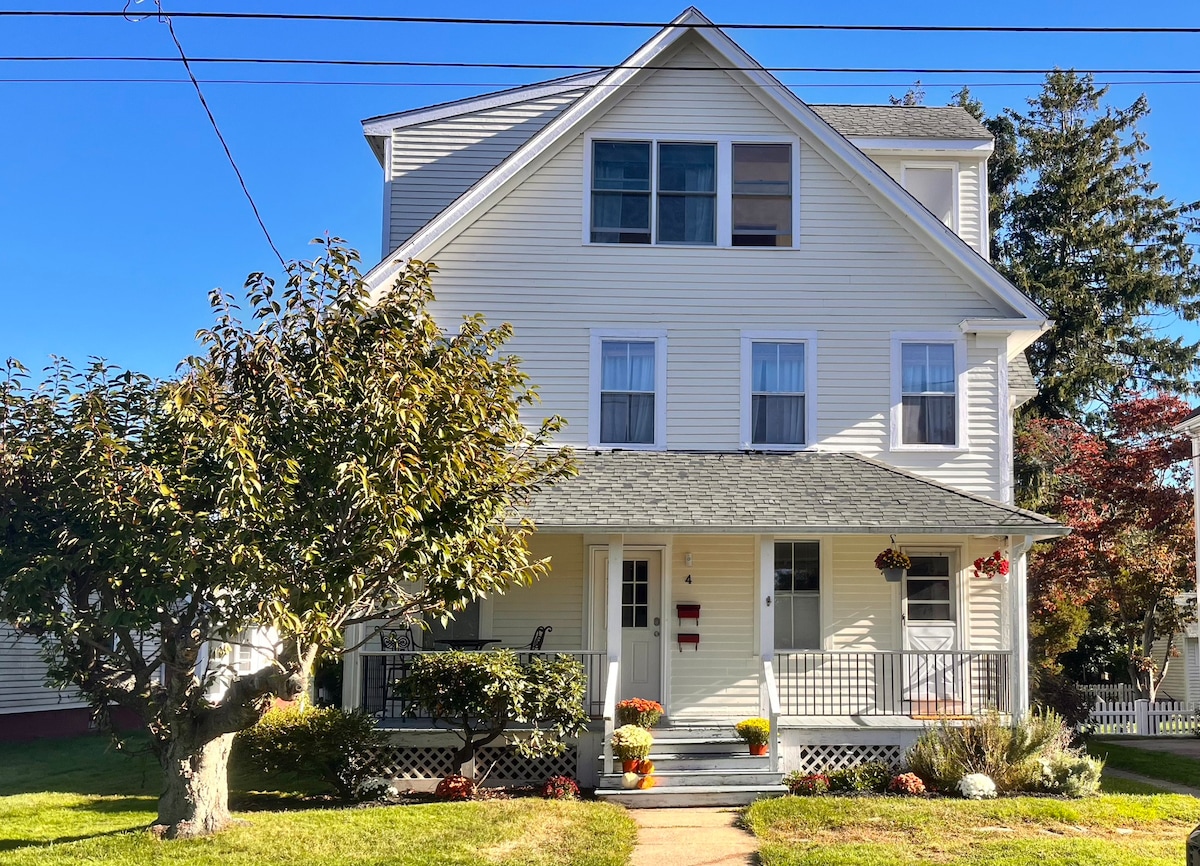 3 - Bedroom unit short walk to downtown Mystic