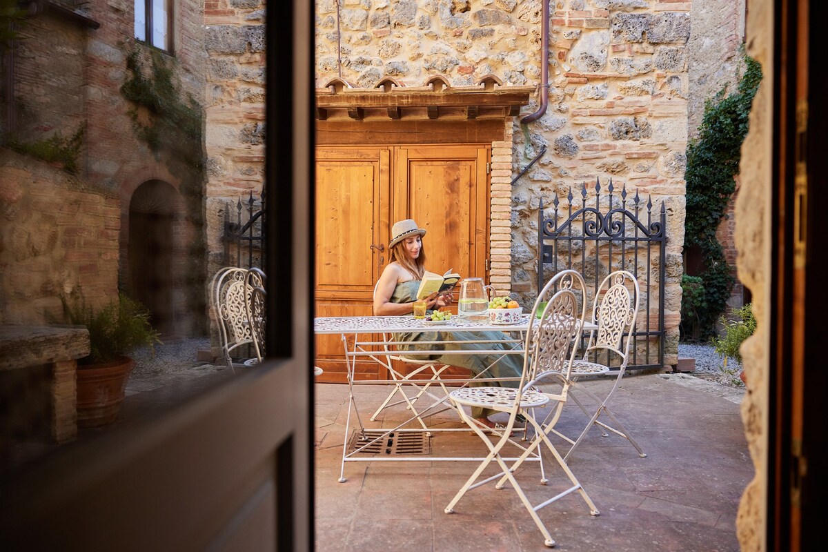 Tuscan风格的古老COURT Charming公寓，设有私人庭院和停车场