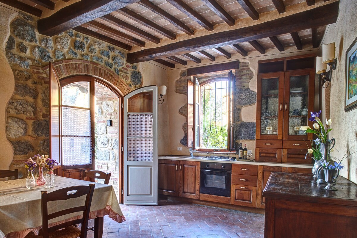 Tuscan风格的古老COURT Charming公寓，设有私人庭院和停车场