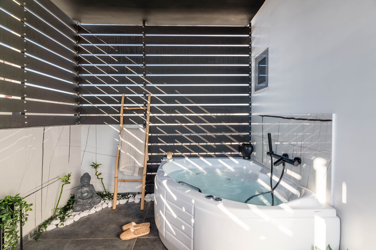 Callisto - Lavish rooftop suite with hot tub