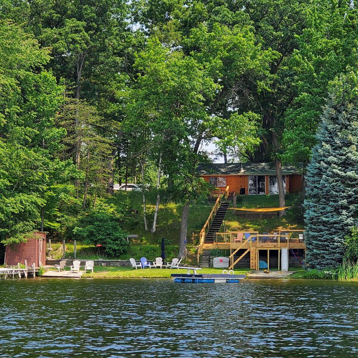 湖畔的Rustic Cabin