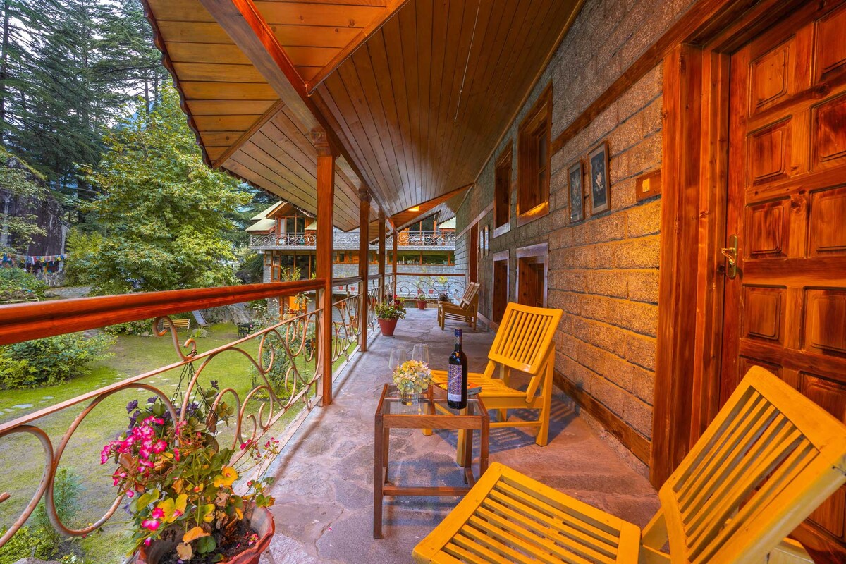 StayVista at Casa Bella Vista 3BRw Lawn @ Manali