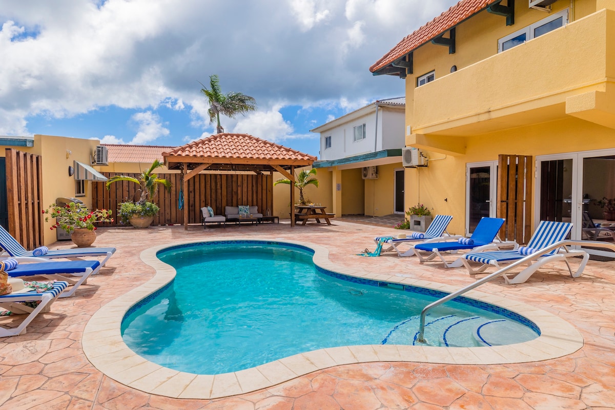 Luxury Haven near Beach & Downtown ~ Private Pool!