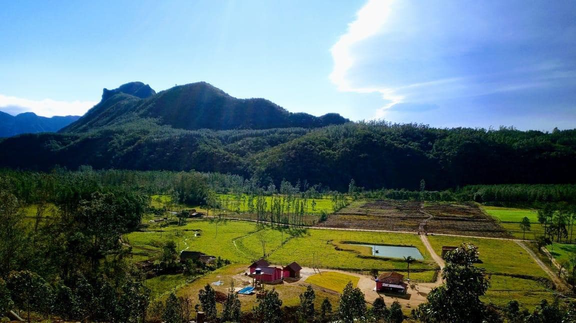 山坡迷人的小木屋