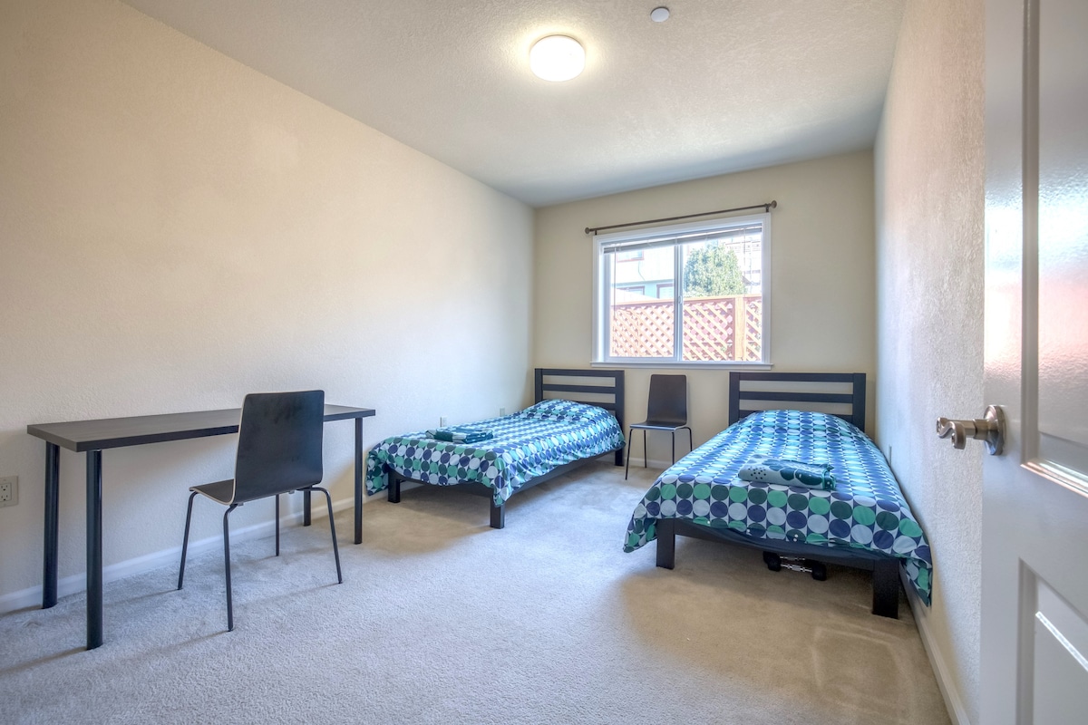 c1.1 Walking Distance to subway. Male only room