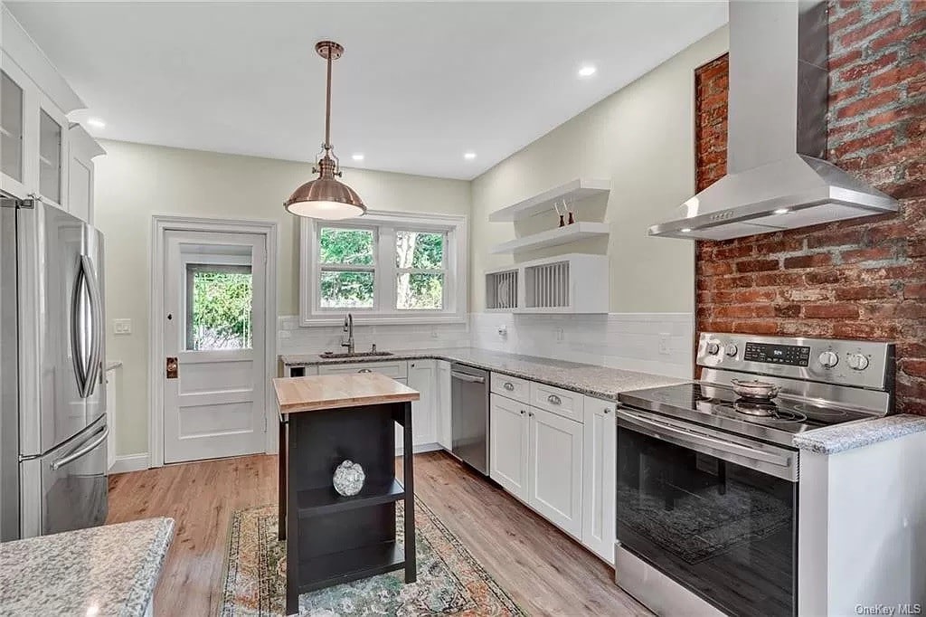 Grad owned cozy 5 bd home right outside West Point