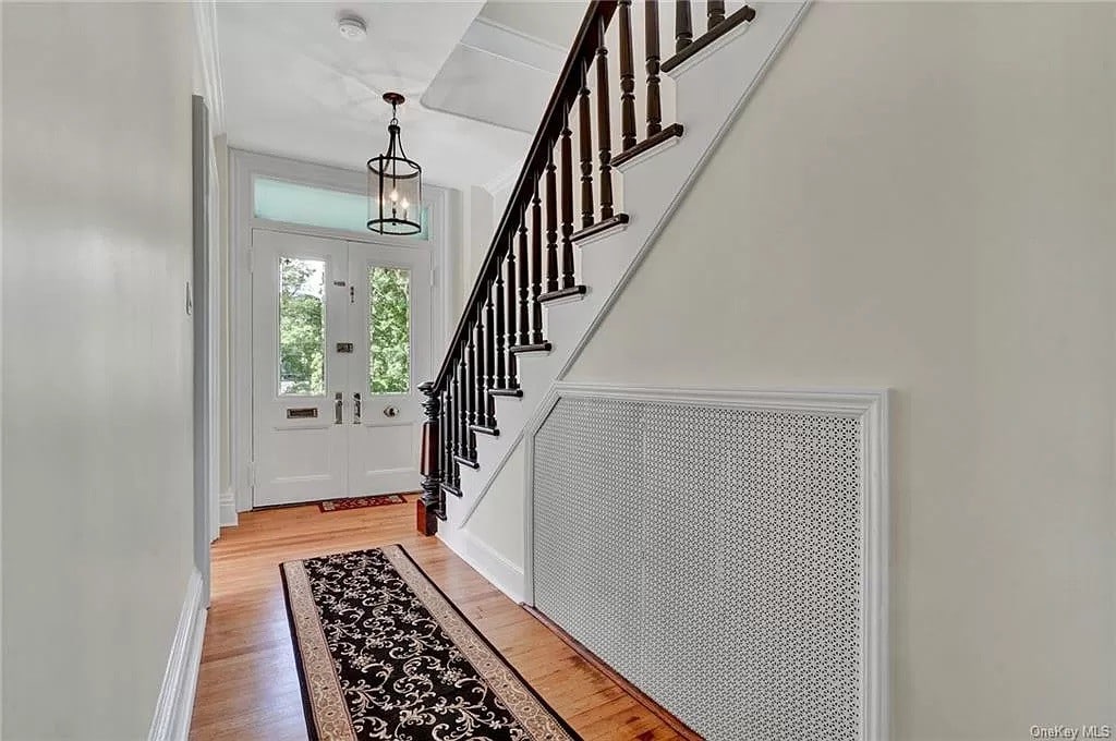 Grad owned cozy 5 bd home right outside West Point