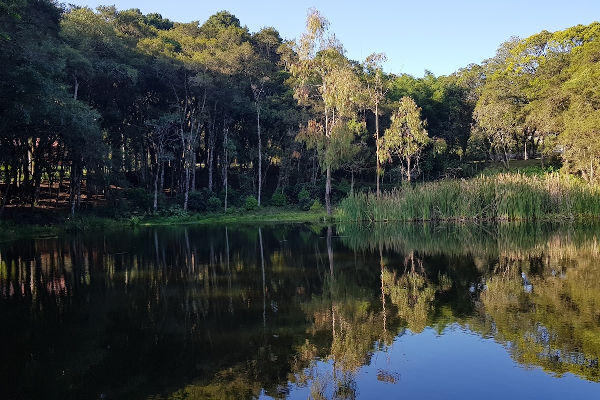 Cabana rústica com lareira. Refúgio na natureza.