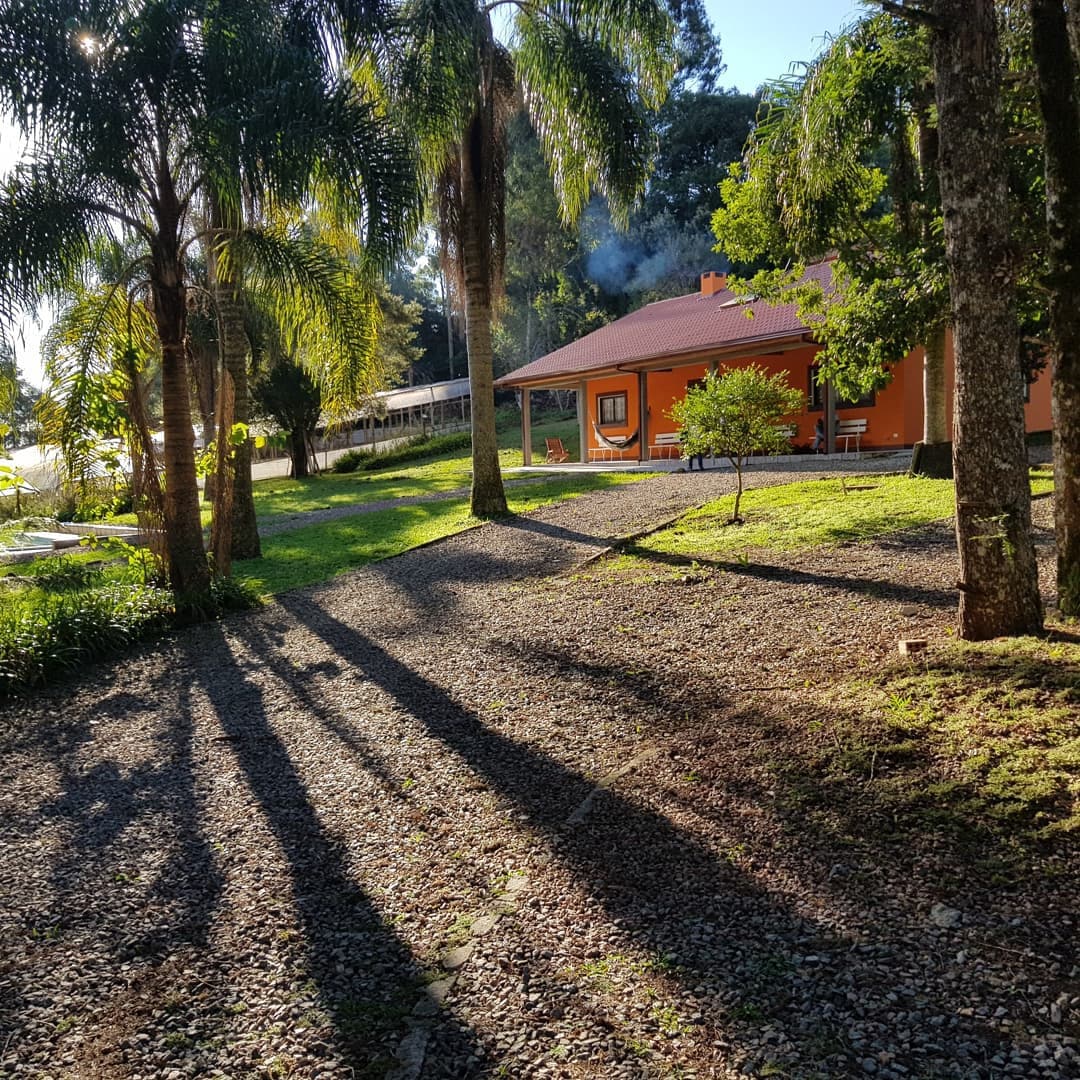 Cabana rústica com lareira. Refúgio na natureza.