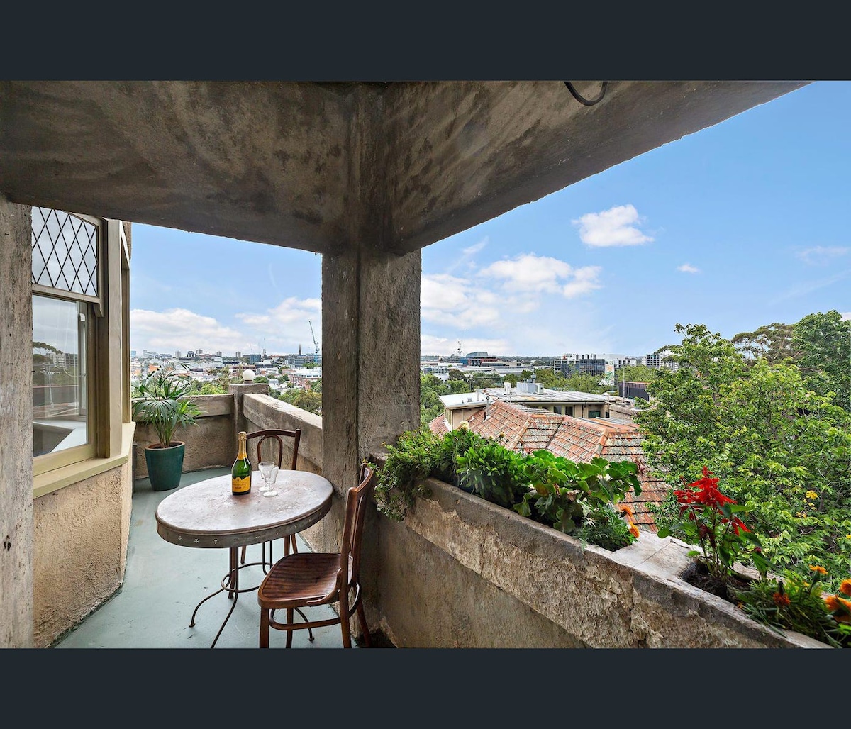 Light filled apartment in iconic art deco building