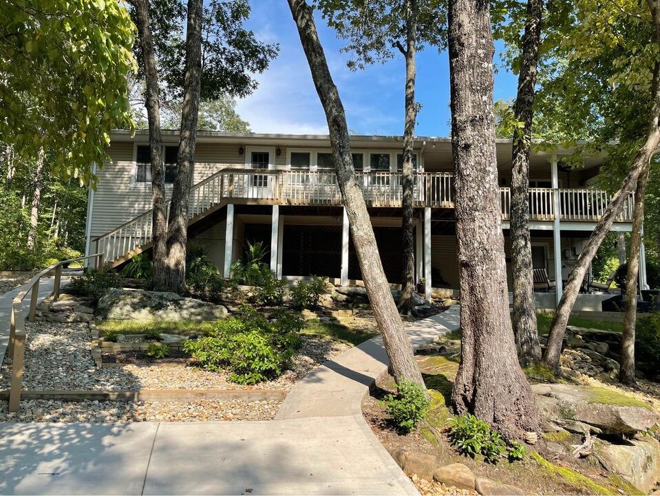 Cozy 3 Bedroom Lake House w/private boat dock